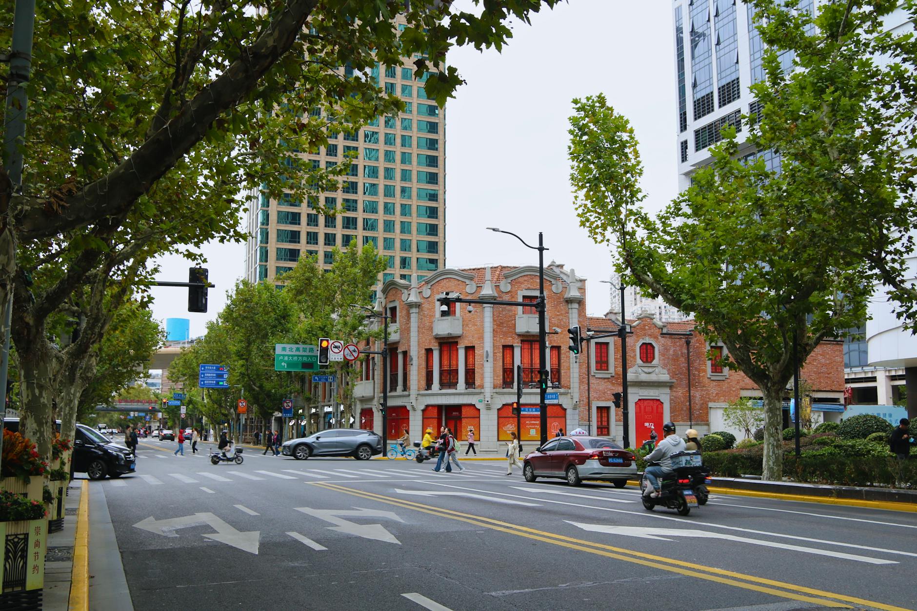 Best neighborhoods Shanghai for tourists Jing'an modern and traditional
