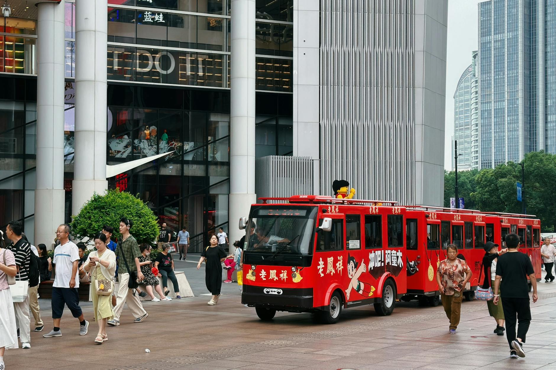 Best neighborhoods Shanghai for tourists Nanjing Road shopping area