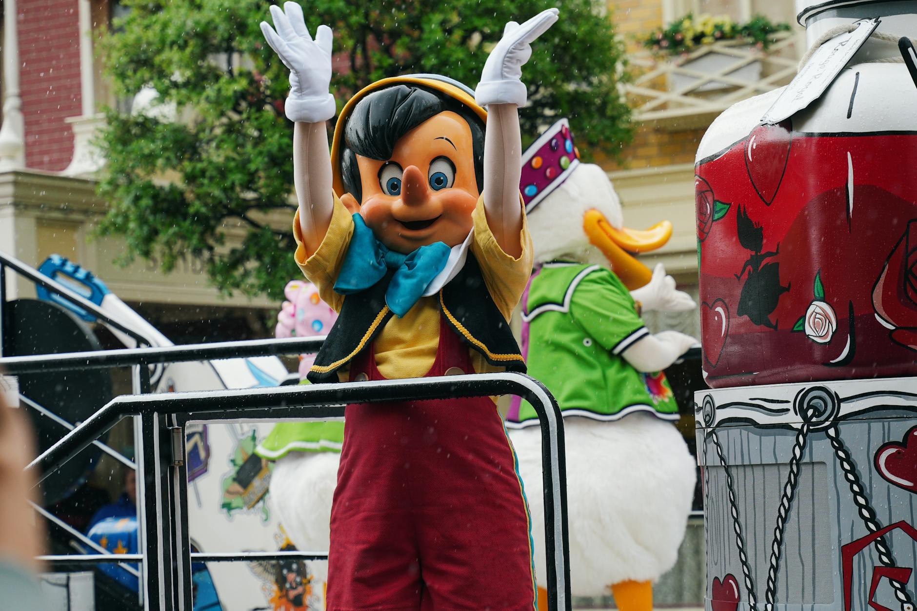 shanghai disneyland tips parade