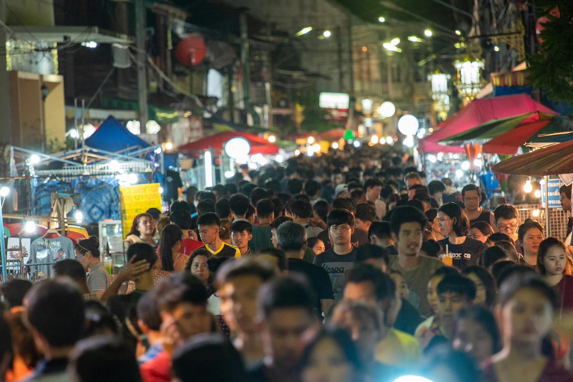 shanghai night market crowd