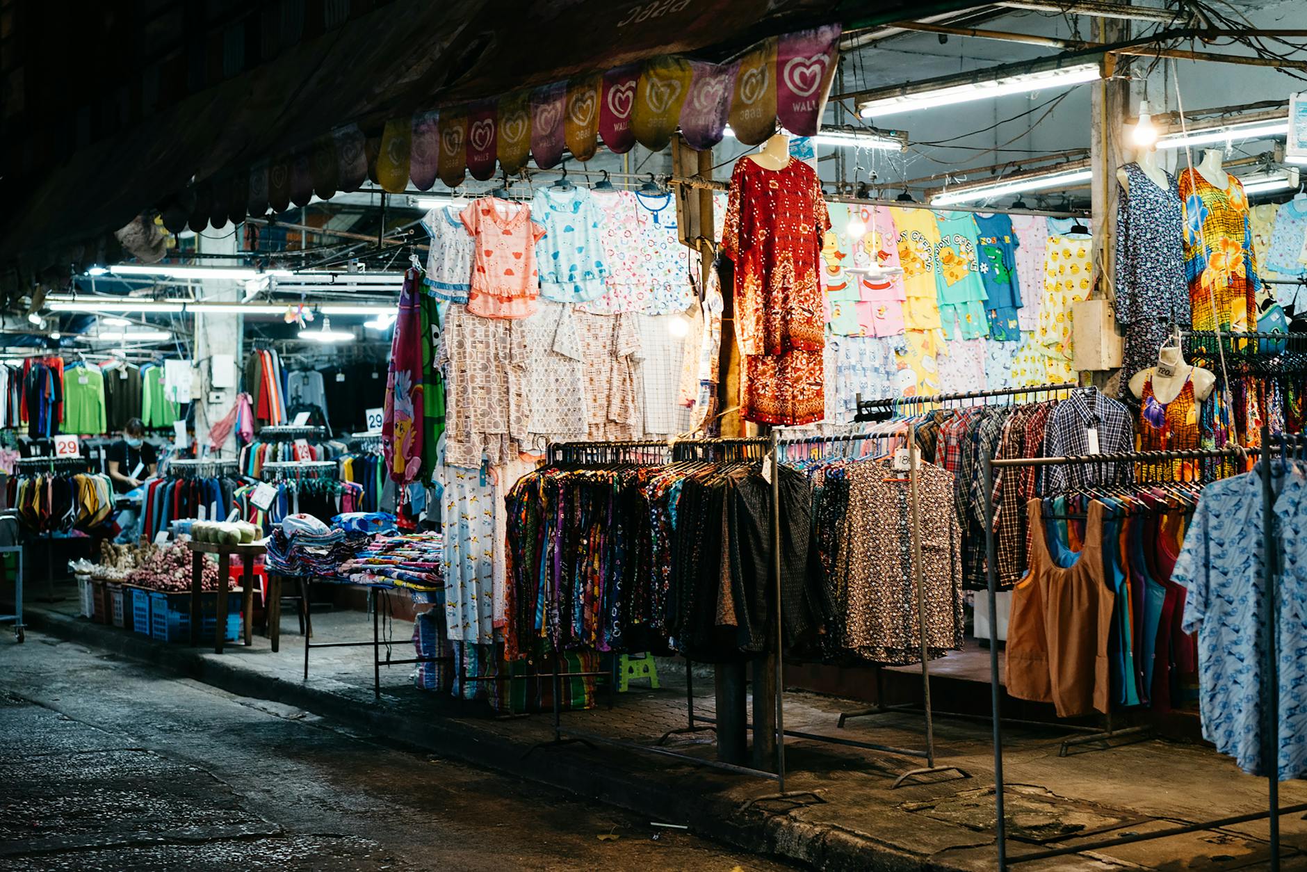 shanghai night market shopping stalls