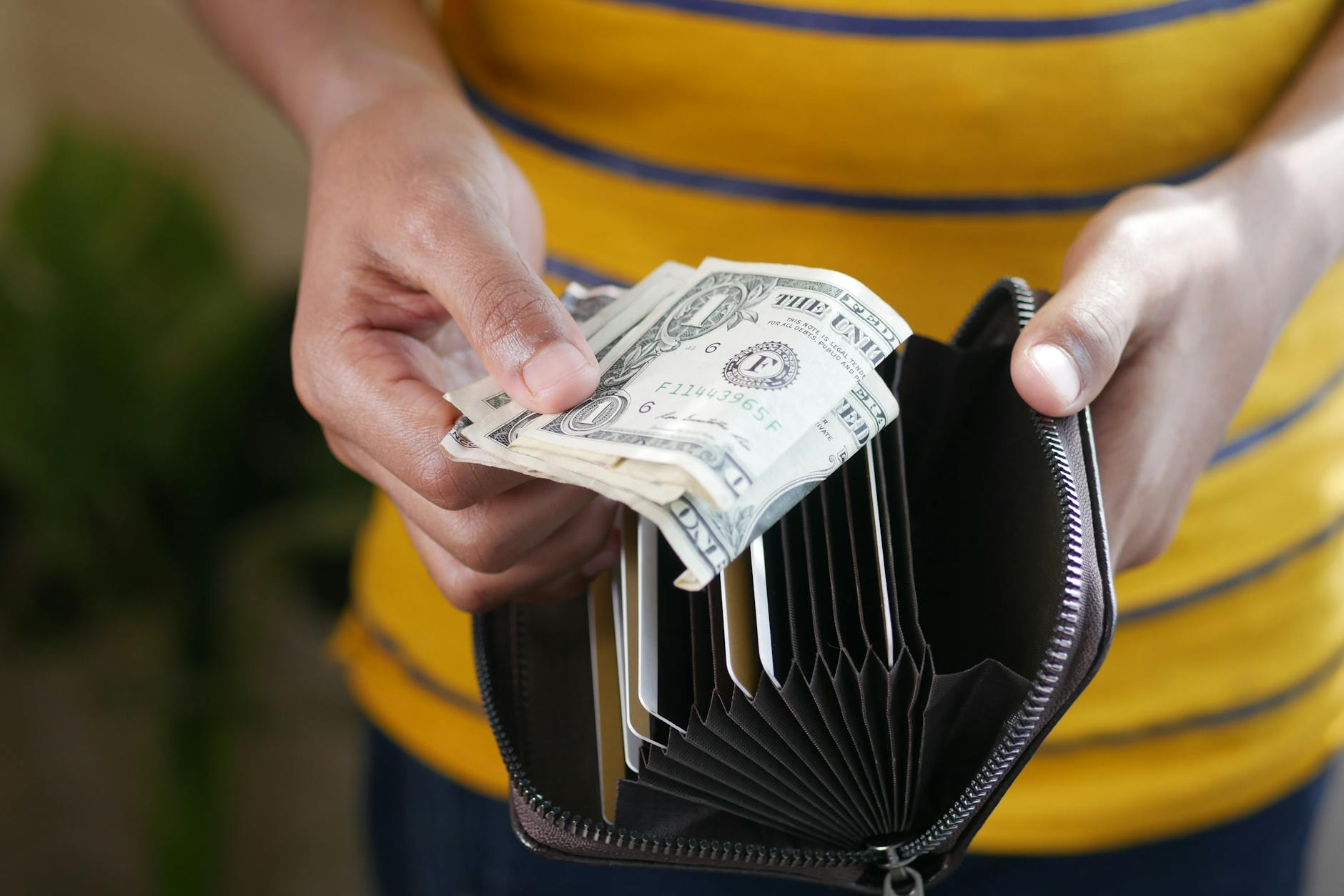 Shanghai scams to avoid keeping wallet and cash secure