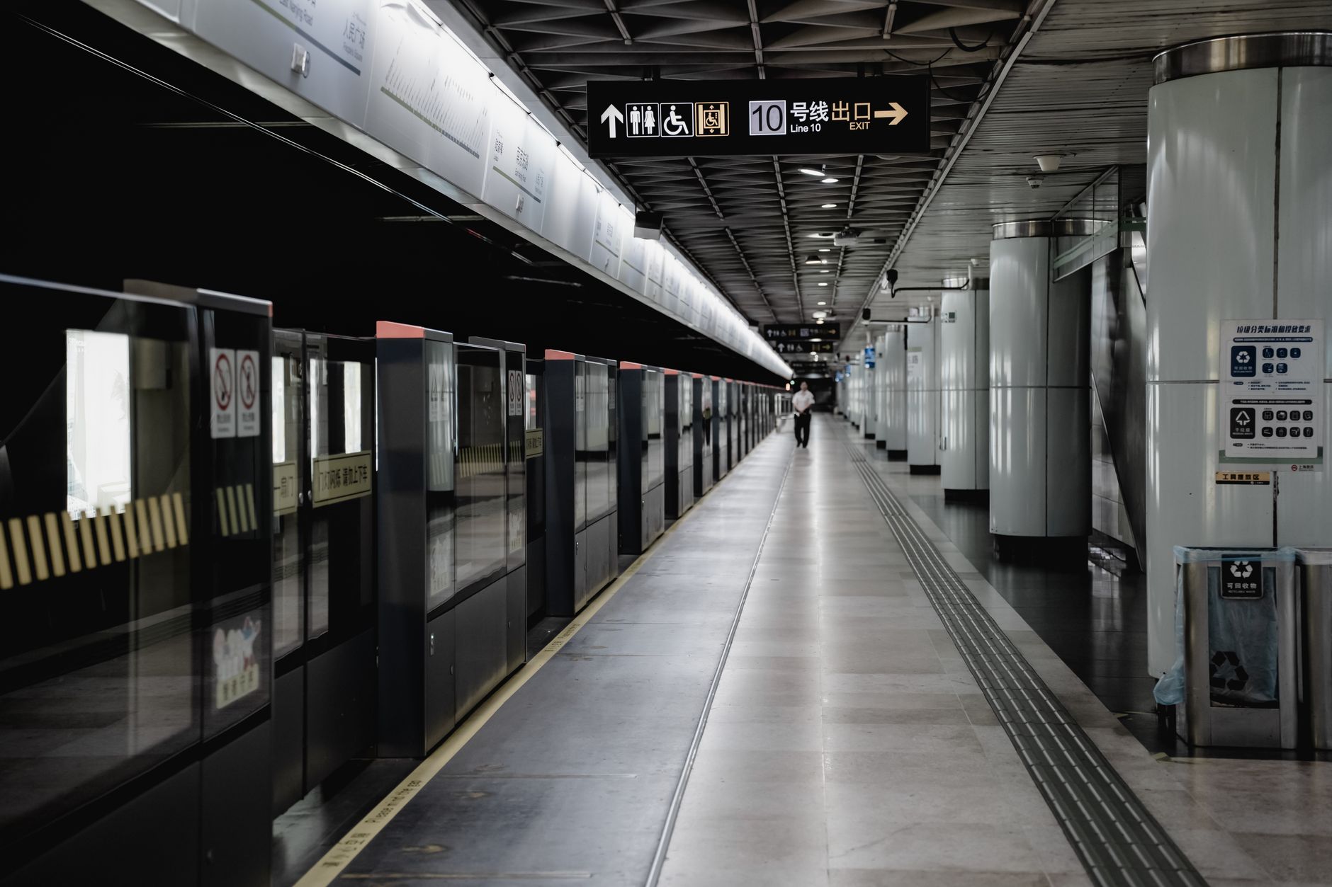 A Shanghai Metro platform, the fastest way to move between sights in a single day
